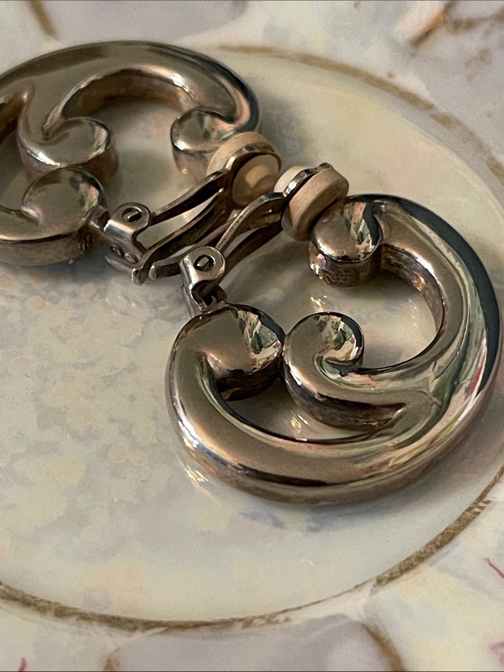 ❗️SOLD❗️1990’s Givenchy Silver-Plated Swirl/Scroll Statement Clip On Earrings - Picture 6 of 7